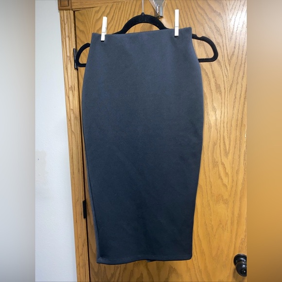 ASOS PULL ON BLACK PENCIL SKIRT WITH BACK SLIT - SIZE 2 - EUC - Picture 1 of 5